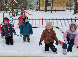 Dzieci bawią się na śniegu.