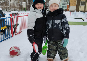 Chłopcy pozują do zdjęcia.