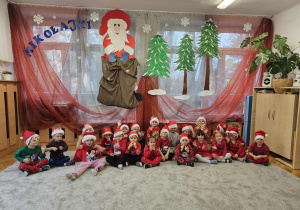 Dzieci pozują do zdjęcia na Balu Mikołajkowym.