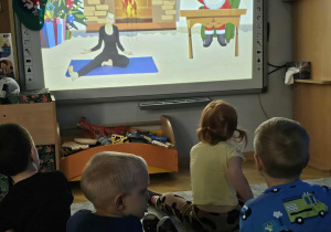 Dzieci ćwiczą Yogę z Mikołajem.