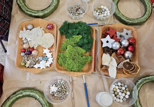 Wianki czekają na dzieci.