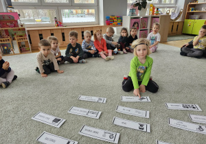 Chłopiec wskazuje co lubi robić w przedszkolu.