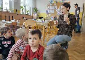 Pani prowadząca wyjaśnienia co będziemy robić.