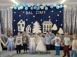 Dzieci tańczą na Balu Zimy.