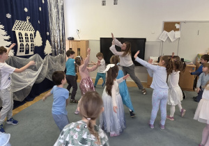 Dzieci tańczą do piosenki "Mam tę moc", z bardzo dobrze znanej wszystkim bajki "Kraina lodu".