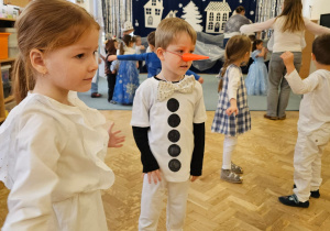 Na balu bawił się także bałwanek.