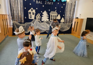 Pszczółki tańczą na balu u Pani Zimy.