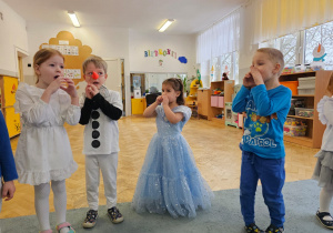 Pszczółki tańczą przy piosence pt. "Hu, hu, ha".