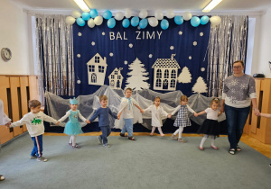 Pszczółki tańczą wspólnie w kółeczku.