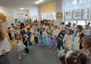 Dzieci tańczą wspólnie przy zimowej piosence.