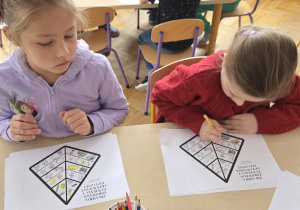 Dzieci kolorują piramidę zdrowego żywienia.