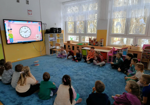 Dzieci oglądają film edukacyjny "Jak jedzenie wpływa na nasze zdrowie".