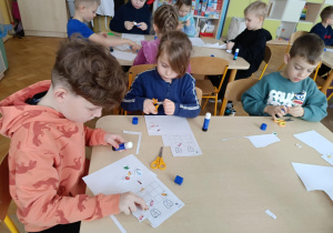 Dzieci wykonują kartę pracy - decydują, które produkty spożywcze są zdrowe lub nie dla naszych zębów.