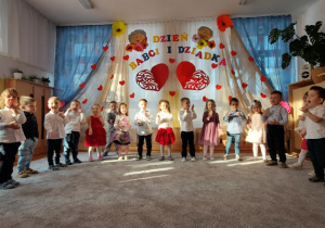 Dzieci śpiewają piosenkę dla seniorów.