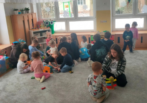 Uczniowie podejmują zabawy zaproponowane przez Motylki.