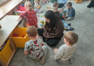 Chłopiec prezentuje starszej koleżance klocki "Wafle".