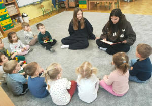 Uczennice czytają Motylkom bajkę- wyciszajkę.