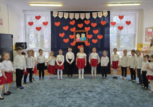 Dzieci czekają na swoich dziadków i rozpoczęcie świętowania.