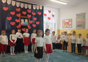 Dwie dziewczynki recytują wiersz.