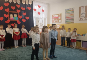 Troje dzieci recytuje wiersz.