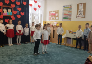 Kolejne dzieci recytują wiersz.