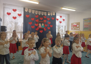 Dzieci śpiewają piosenkę dla Babci i Dziadka.