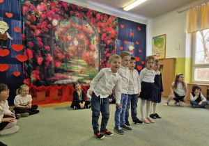 Dzieci recytują wiersze.