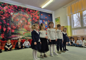 Dzieci występują przed swoimi Dziadkami.