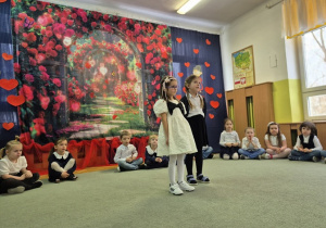 Dziewczynki recytują wiersz o Babci.