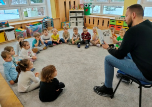 Dzieci w skupieniu słuchają drugiej bajeczki.