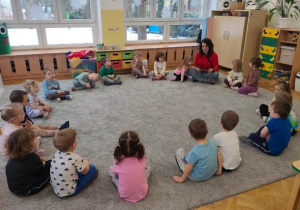 Dzieci w skupieniu słuchają bajkowej opowieści.