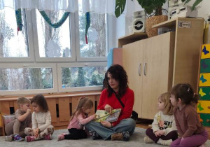 Mama rozmawia z dziećmi.