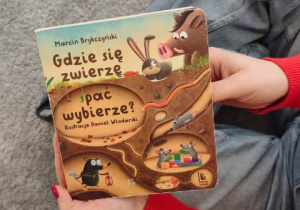 Zdjęcie książki czytanej maluchom.