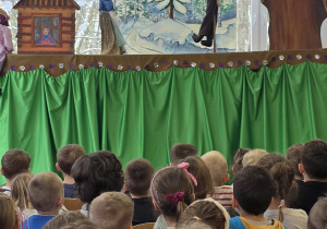 Dzieci oglądają spektakl o przygodach Janka i złej czarownicy.