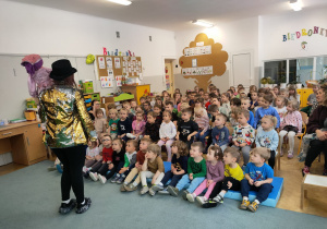 Aktorka teatru "Pinokio" z Nowego Sącza witam się ze wszystkimi przedszkolakami.
