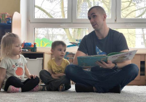 Mężczyzna rozmawia z dziećmi na temat przygody Zuchozaura.