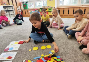 Chłopiec układa ciąg figurowy.