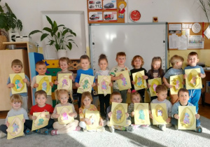 Zdjęcie grupowe- dzieci prezentują efekty swoich działań twórczych.