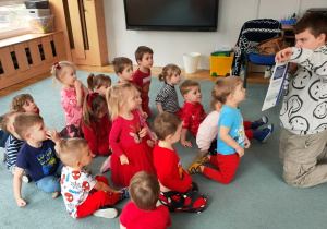 Chłopiec pokazuje kolejną ilustrację w książce.