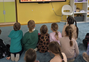 Dzieci oglądają film edukacyjny o włoskich makaronach.