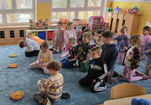 Rywalizacja międzyzespołowa - dzieci nawlekają na sznurek makaron penne.