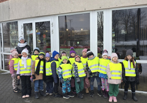 Dzieci stoją przed wejściem do pizzerii DaGrasso - zmierzają na warsztaty kulinarne.