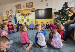 W ramach kampanii "Cała polska czyta dzieciom" odwiedził nas tata Maksia z grupy "Mrówki".