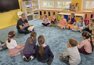 W ramach kampanii "Cała polska czyta dzieciom" odwiedził nas tata Małgosi z grupy "Mrówki".