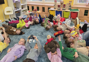 Dzieci prezentują swoje ukochane maskotki.