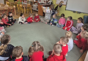 Kacper pokazuje ilustracje z przeczytanego opowiadania o smerfach.