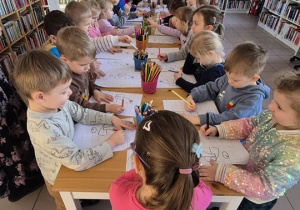 Dzieci wykonują pracę plastyczną.