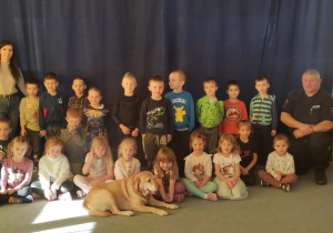 Wspólne zdjęcie ze strażnikiem i jego psem.