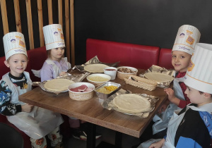 Dzieci czekają na instrukcję od kucharza.
