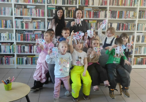 Dzieci prezentują wykonaną pracę plastyczną.